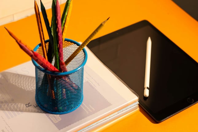 Mesa com tablet para caderno digital de estudos