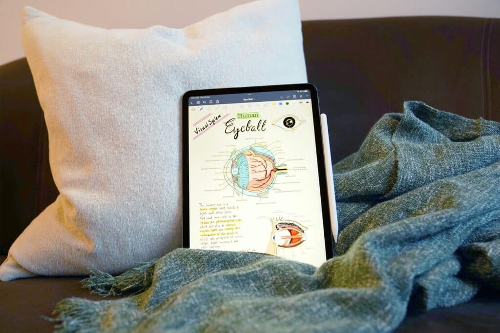 Resumo de lição no caderno digital de estudos em um tablet